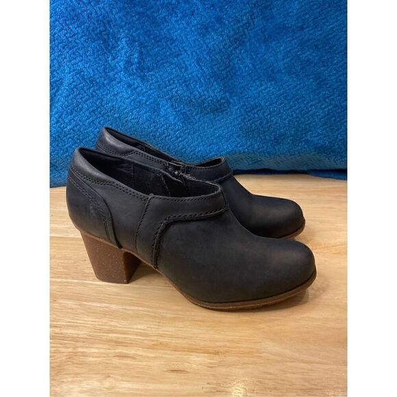 Women's Clarks Sashlin Aleta Bootie - Picture 6 of 9